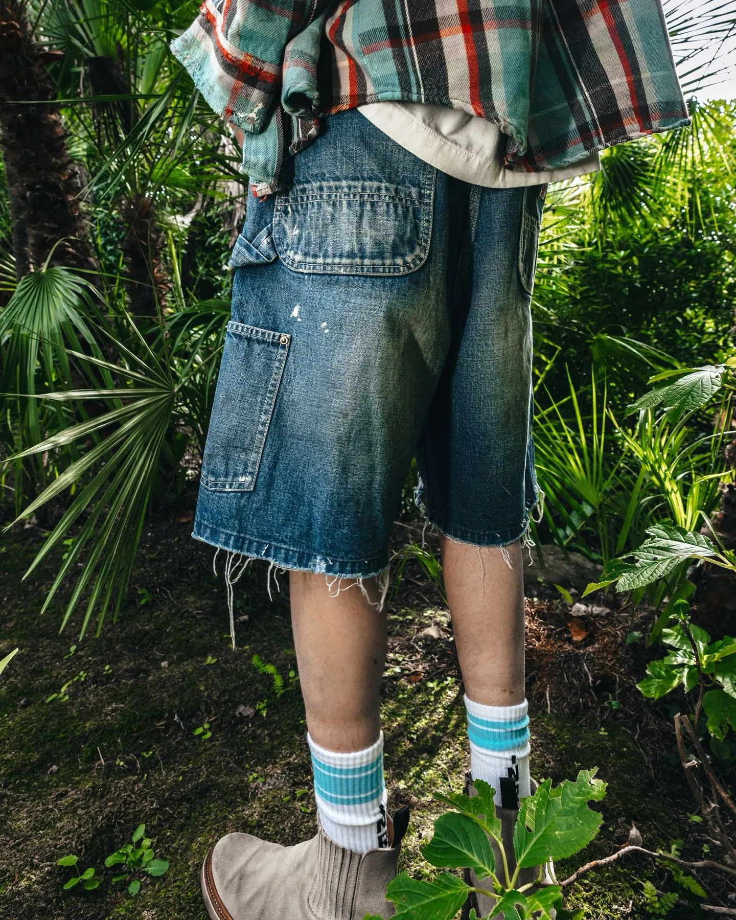 SAINT Mxxxxxx DOUBLE KNEE SHORTS/BLU Knee patches splashed with ink and water-splashed denim shorts. Denim blue S-XL. Custom-woven and dyed denim fabric with clear texture. Heavy-wash water-fading treatment to create local mottled fading/hole effects. Artificial distressing to simulate natural wearing marks. VINTAGE sense. Original consistent damage treatment. Hand-splashed ink and paint. Original consistent wash mark/pocket mark. Double knee patch. Rivet reinforcement. Improve functionality while enhancing design